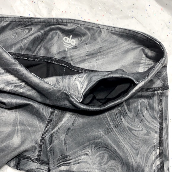 ALO Yoga Black Marble Goddess legging size S (4-6) - Picture 7 of 12